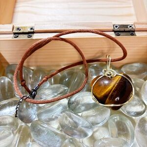 Stunning Tiger’s Eye heart shaped pendant necklace, gold tone, wire wrapped